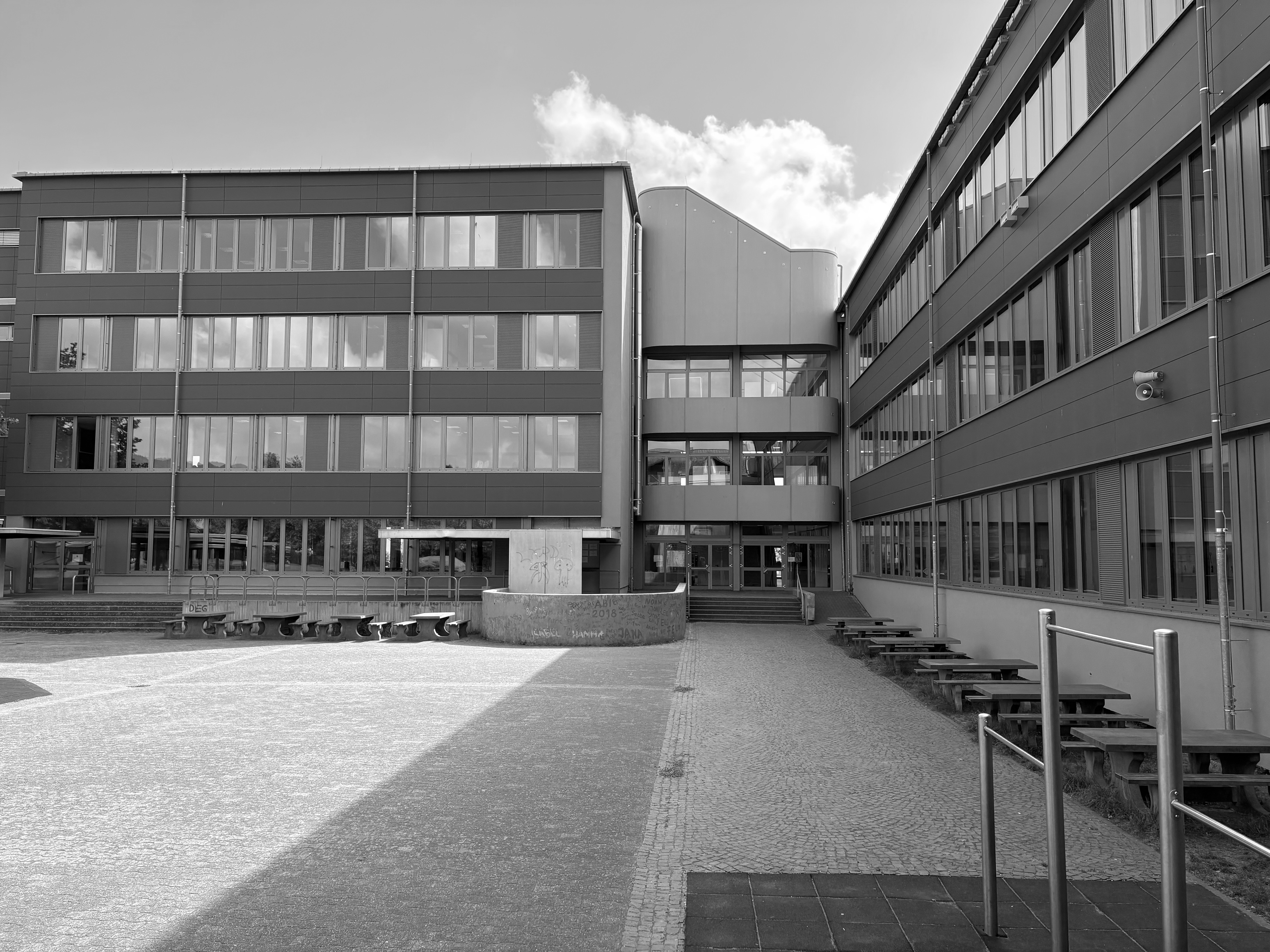 Schulhof Werner-Heisenberg-Gymnasium