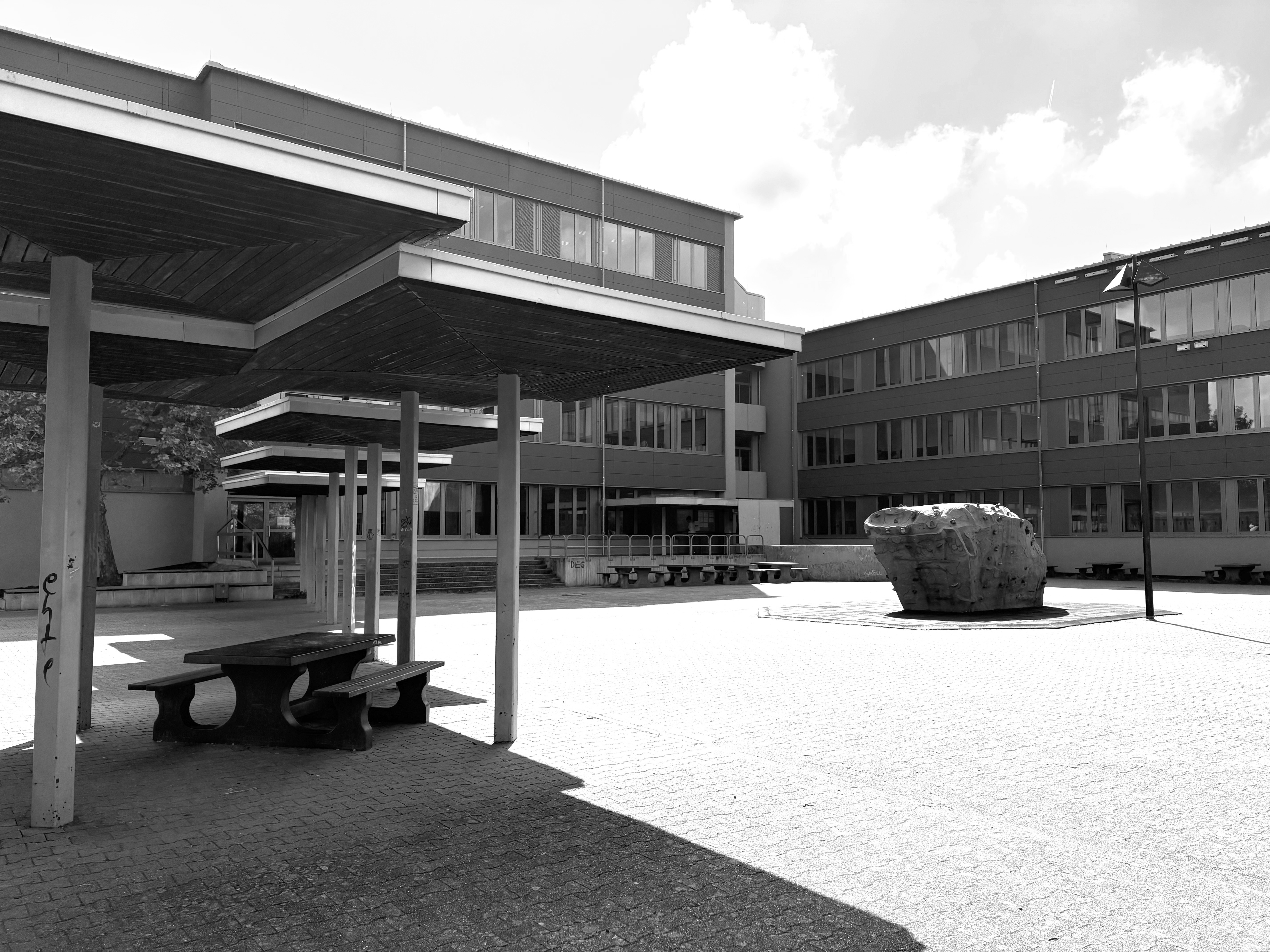 Schulhof Werner-Heisenberg-Gymnasium